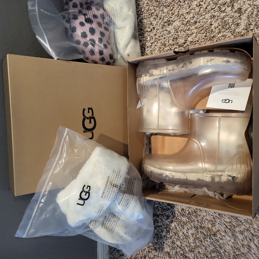 UGG Drizilita CLEAR, sz39 comes with 3 pairs of insert socks and FREE BOOTS
